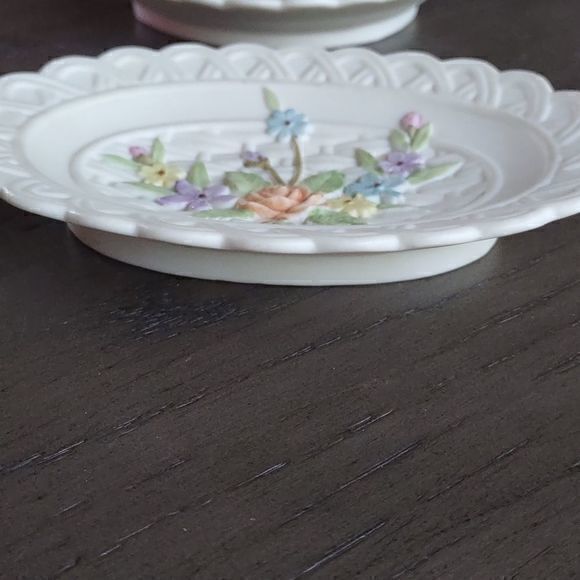 Lefton Antique Ivory Hand Painted Woven Edge Floral Trinket and Soap Dish Set - Picture 4 of 7